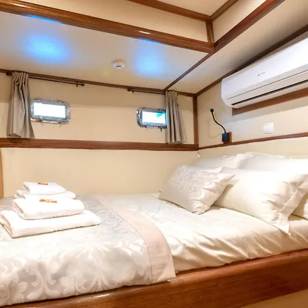 Night In Boat On The River Bådhotel Omiš
